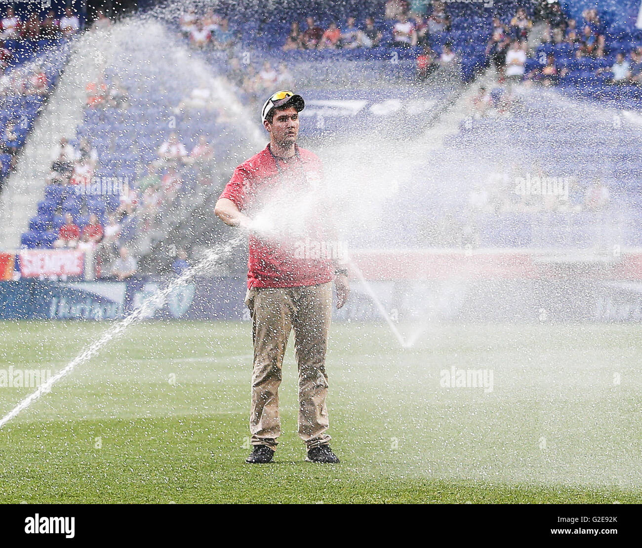 Harrison, New Jersey, USA. 28. Mai 2016. Anlage Crew kümmert sich um das Feld vor einem MLS-Spiel zwischen den Toronto FC und die New York Red Bulls in der Red Bull Arena in Harrison, New Jersey. Mike Langish/Cal-Sport-Medien. © Csm/Alamy Live-Nachrichten Stockfoto