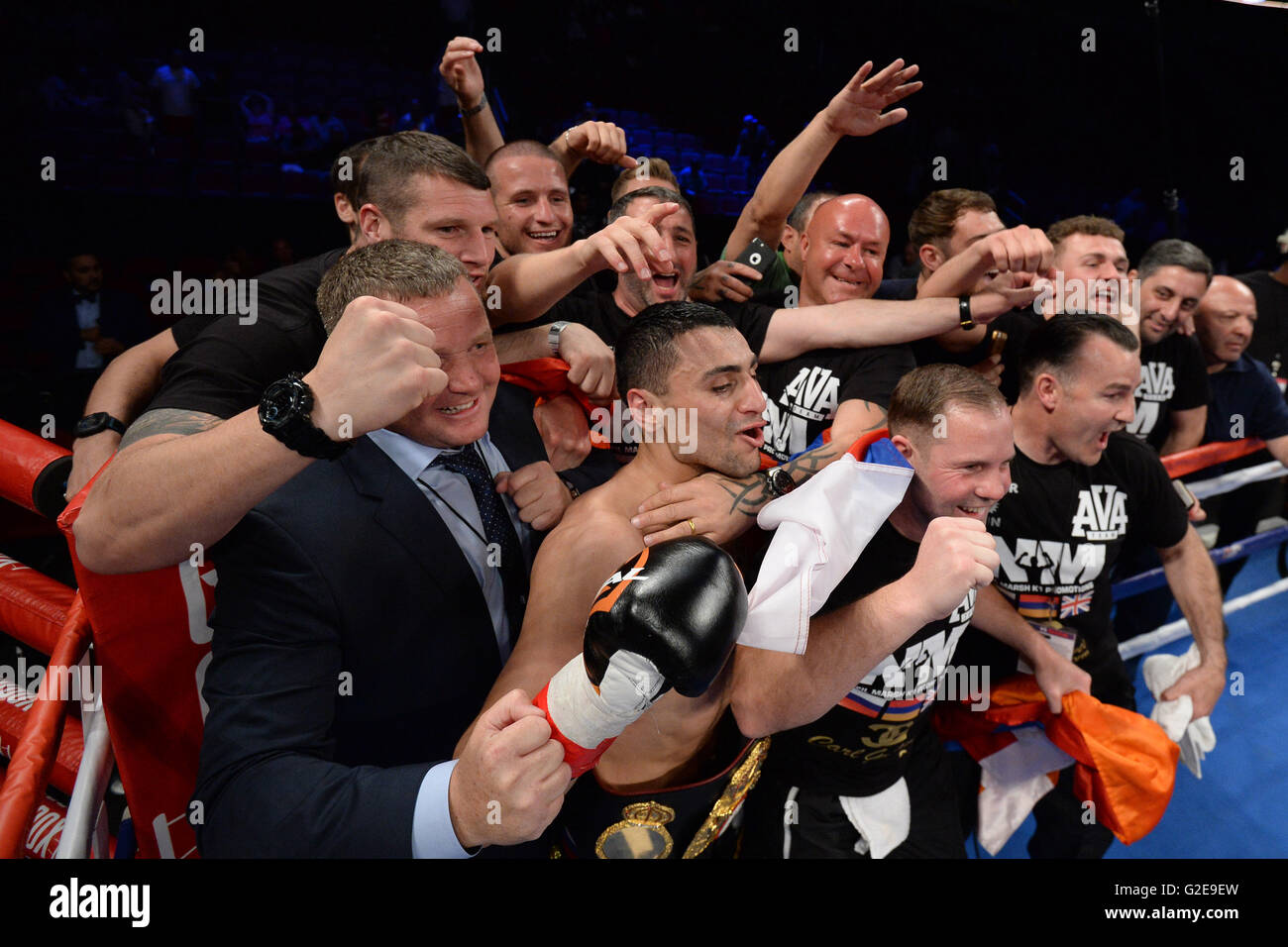 28. Mai 2016; David Avanesyan feiert nach dem Sieg über Shane Mosley (nicht abgebildet) in während ihrer WBA Interims im Weltergewicht Titelkampf am Gila River Arena in Glendale, AZ Avanesyan gewann über einstimmigen Beschluss. Joe Camporeale/Cal-Sport-Medien Stockfoto