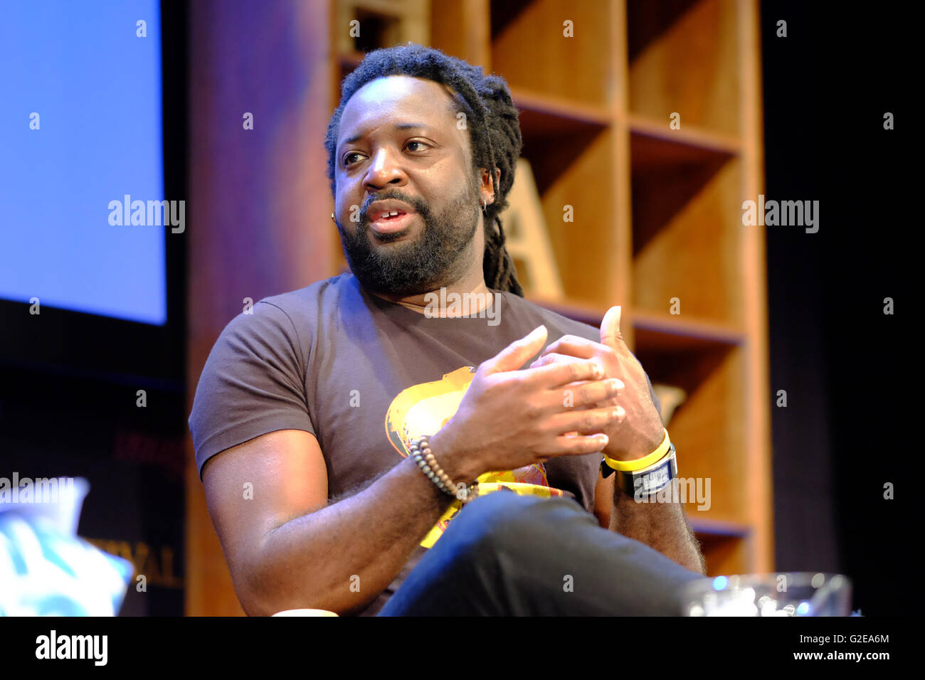 Heu-Festival, Hay on Wye, Wales, UK Mai 2016. Autor und 2015 Man Booker Prize Gewinner Marlon James auf der Bühne das Hay-Festival reden über seinen Roman A kurze Geschichte von sieben Morde. Stockfoto