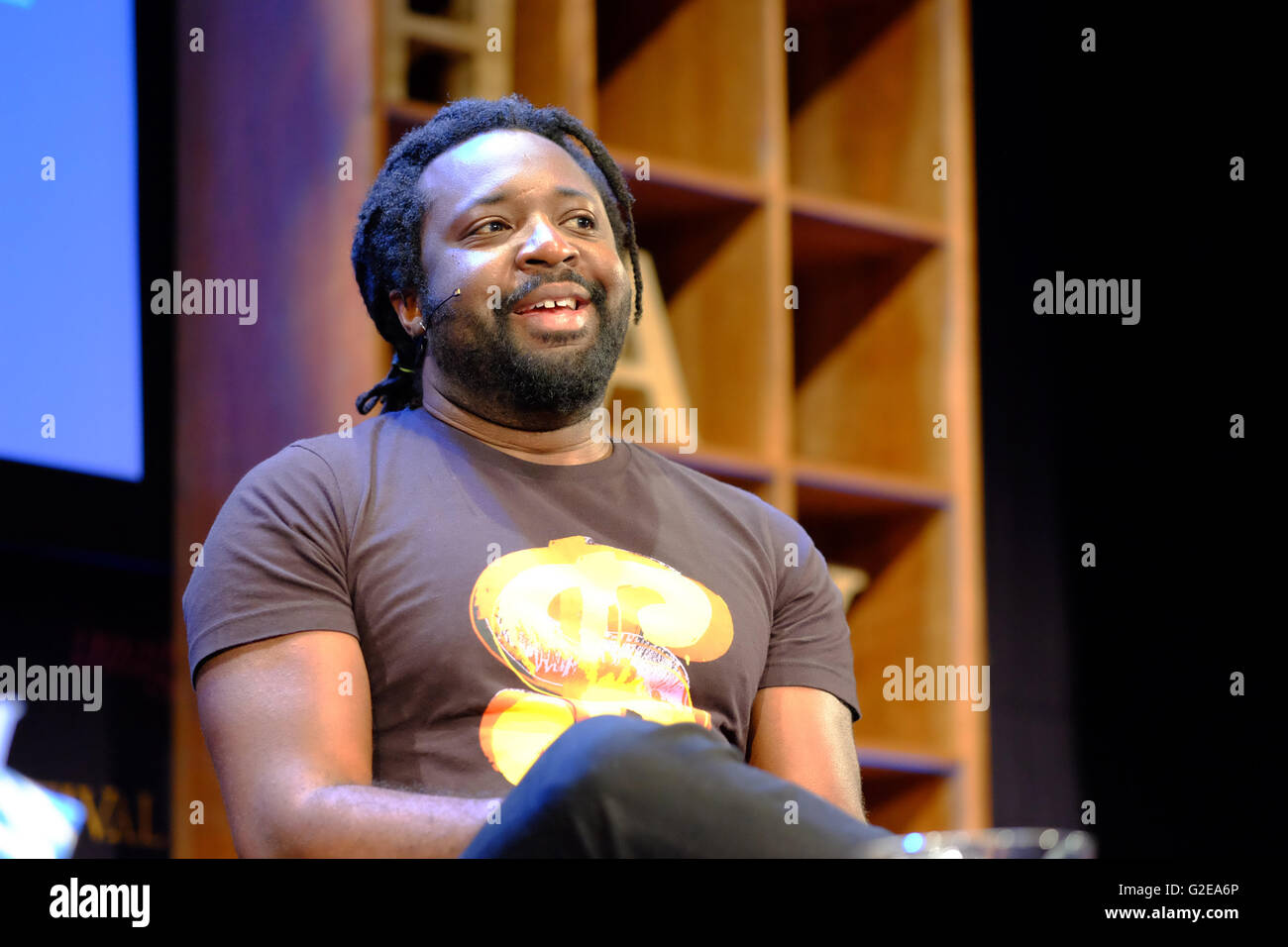 Hay Festival, Hay on Wye, Wales Mai 2016. Autor und 2015 Man Booker Prize Gewinner Marlon James auf der Bühne das Hay-Festival reden über seinen Roman A kurze Geschichte von sieben Morde. Stockfoto
