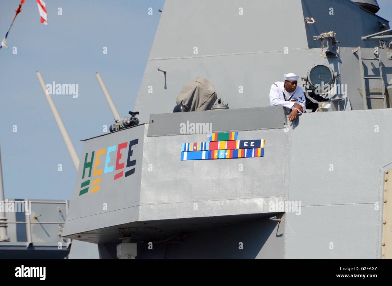 New York, USA. 27. Mai 2016. Flotte Woche 2016' Matrose blickt an Bord uss Bainbridge Credit: Simon Leigh/Alamy Live News Stockfoto