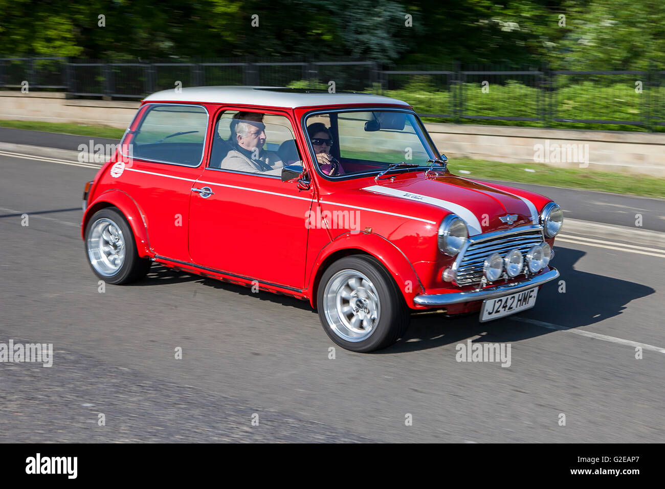 Pendle, Lancashire, UK. 29. Mai 2016. Das Grollen der fein abgestimmte Mini Coopers Resonanz durch die Walliser Berge von Lancashire als diesjährigen PowerFest in Gang kommt.  McLaren, Aston Martin, Ferrari & Porsches waren alle zu sehen in ihren Sonntagsstaat, zusammen mit vielen Mini (klassischer & Moderne) im Einklang mit dieser Jahre Thema von the Italian Job. Bildnachweis: Cernan Elias/Alamy Live-Nachrichten Stockfoto