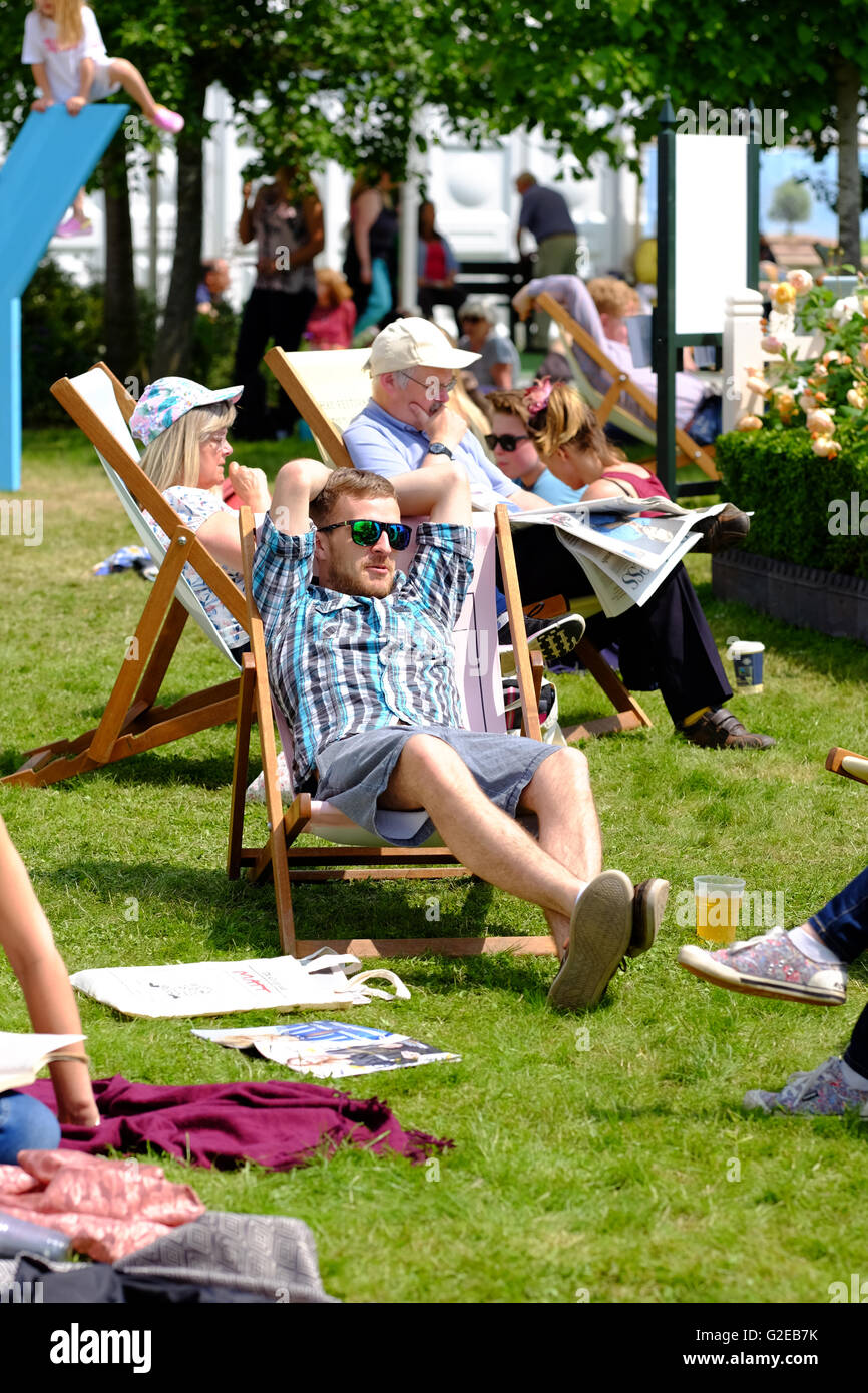 Hay-Festival, Wales, UK Mai 2016 - genießen viele Festival-Besucher sitzen und entspannen in der Sonne auf dem Festival-Rasen. Stockfoto