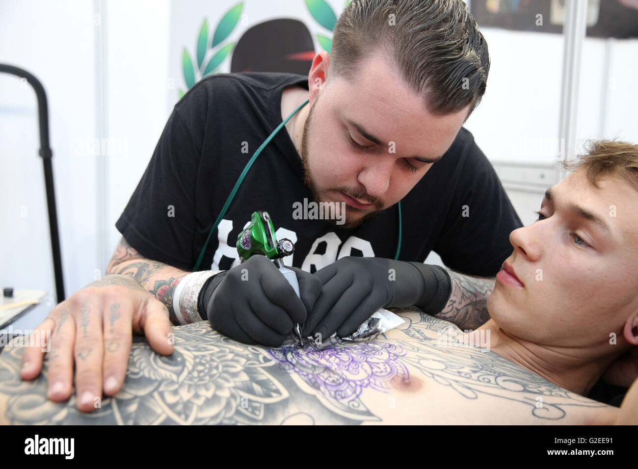 Alexandra Palace, Nord-London, UK. 29. Mai 2016. Der Great British Tattoo Show im Alexandra Palace diesem Feiertagswochenende mit traditionellen, modernen und urbanen Unterhaltung. Die Show erhielt Hunderte von Tinte-Enthusiasten mit über 300 Tätowierer, Einkaufen, Musik und Barbiere für jedermann zu genießen. Bildnachweis: Dinendra Haria/Alamy Live-Nachrichten Stockfoto