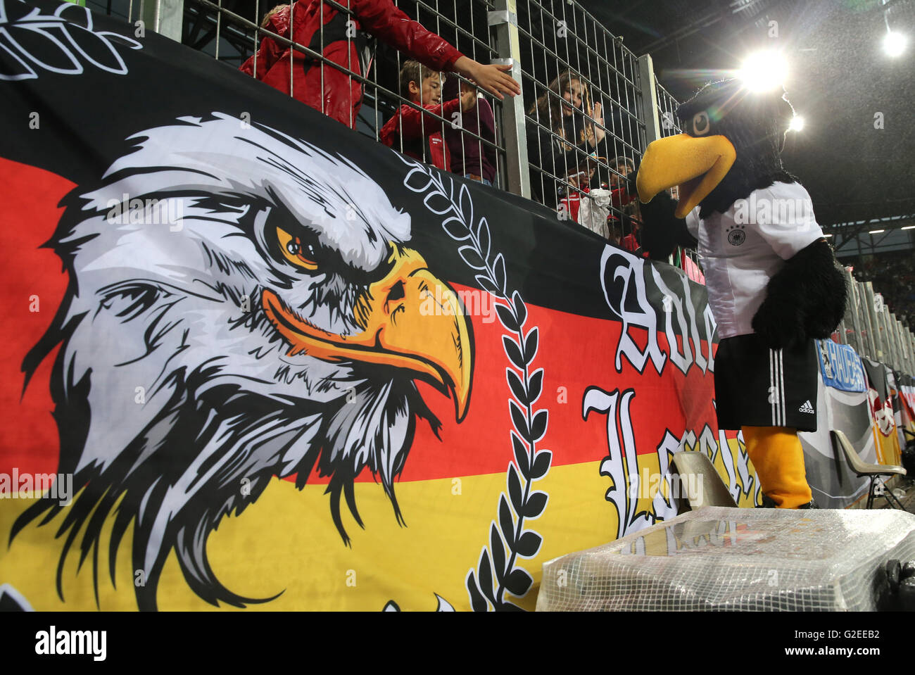 Augsburg, Deutschland. 29. Mai 2016. Das DFB-Maskottchen Paule Habicht, kann man an das internationale Freundschaftsspiel zwischen Deutschland und der Slowakei im WWK-Arena in Augsburg, Deutschland, 29. Mai 2016. Foto: CHRISTIAN CHARISIUS/Dpa/Alamy Live News Stockfoto