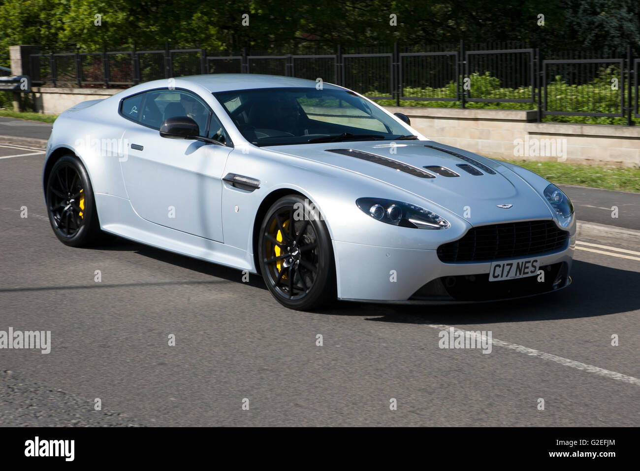 2017 blauer Aston Martin Vantage S V12, Vantage, db9, Classic, Sportwagen in Pendle, Lancashire, Großbritannien. Mai 2016. Die Motoren brüllten heute durch die rollenden Pennine Hills, als Superautos vom klassischen bis zum modernen Tag zum PowerFest Charity Meet in Pendle kamen. Stockfoto