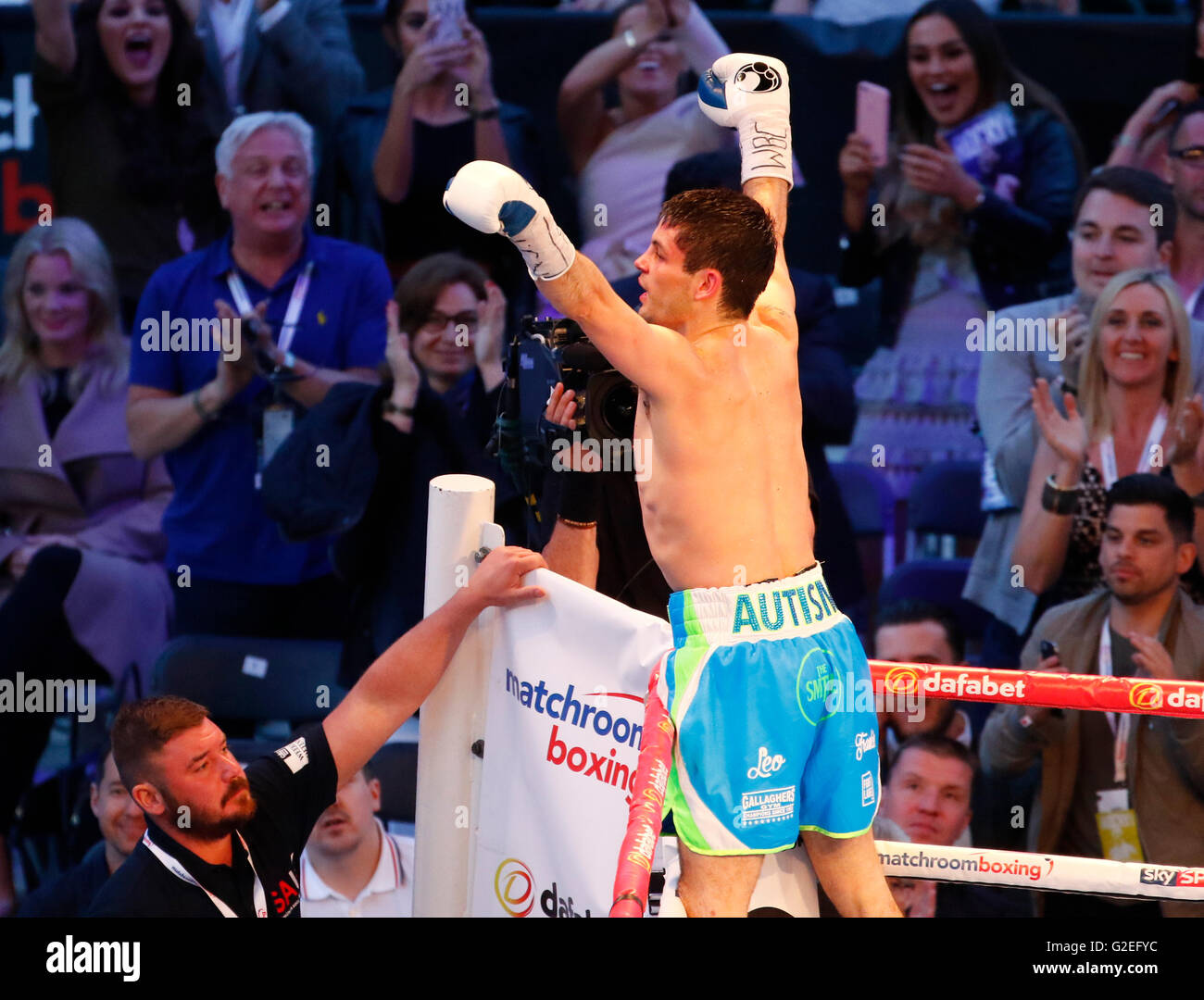 Goodison Park, Liverpool, UK. 29. Mai 2016. WBC Silber im Super-Federgewicht Titel. Stephen Smith gegen Daniel Brizuela. Liverpool Kämpfer Stephen Smith (Licht blaue und weiße Hose) feiert nach seinem Kampf gegen Daniel Brizuela von Argentinien um den WBC Silber im Super-Federgewicht Titel. Smith gewann der Kampf in der siebten Runde gestoppt wurde. Bildnachweis: Aktion Plus Sport/Alamy Live-Nachrichten Stockfoto