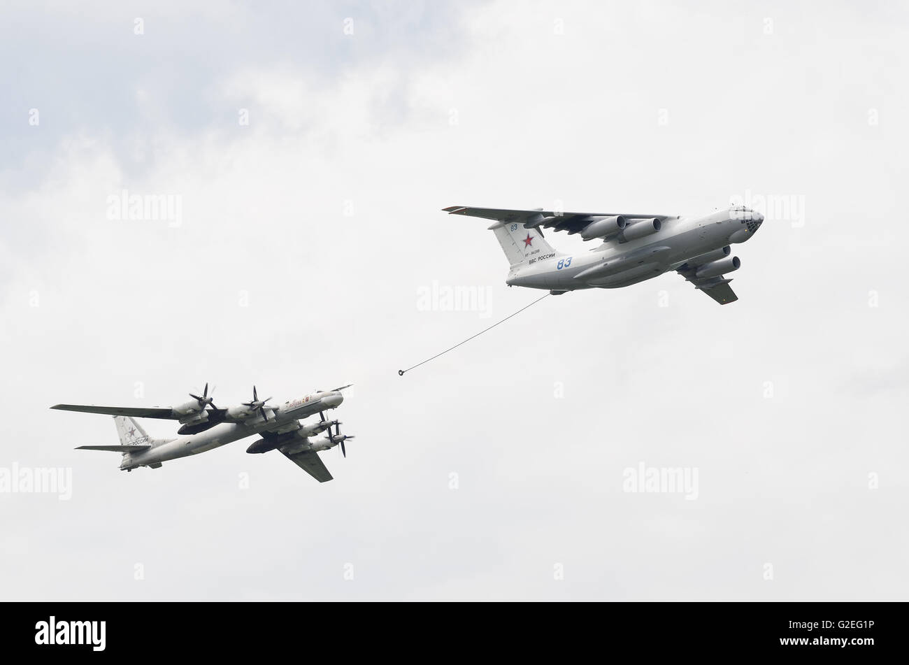 Tambow, Tambow, Russland. 30. Mai 2016. 28. Juni 2016 in der Stadt Tambov (Russland) Gastgeber der Airshow. In diesem Jahr ist der 15 Jubiläum Airshow. Es war besuchte Aviation Gruppe Kunstflug der Luftstreitkräfte von Russland '' Falcons of Russia'' (Lipezk Aviatsentr) auf die SU-35 s und SU-30. Auch wurden gezeigt, das Flugzeug an - 12, TU - 134 UBL, IL - 78, TU - 95 und der Stolz der russischen Flugzeuge TU - 160 '' White Swan'' (NATO Kodifizierung - '' Blackjack''). Auf dem Foto - Betankung der TU - 95 in den Himmel hält ein IL - 78 © Aleksei Sukhorukov/ZUMA Draht/Alamy Live News Stockfoto