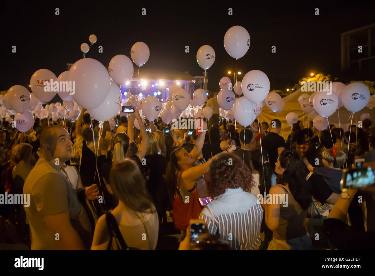 Budapest, Ungarn. 29. Mai 2016. Menschen vorbereitet beleuchtete Ballons zur Sensibilisierung für vermisste Kinder während einer Veranstaltung namens Nacht der tausend Lichter in Budapest, die Hauptstadt von Ungarn, am 29. Mai 2016 veröffentlichen. Die Veranstaltung fand im Zusammenhang mit internationalen fehlt Kindertag. Bildnachweis: Attila Volgyi/Xinhua/Alamy Live-Nachrichten Stockfoto