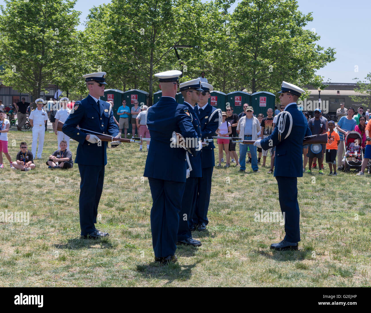 US Küstenwache Silent Drill Team Durchführung an der Fleet Week-Veranstaltung im Liberty State Park. Zuschauern, als Küstenwache th Stockfoto