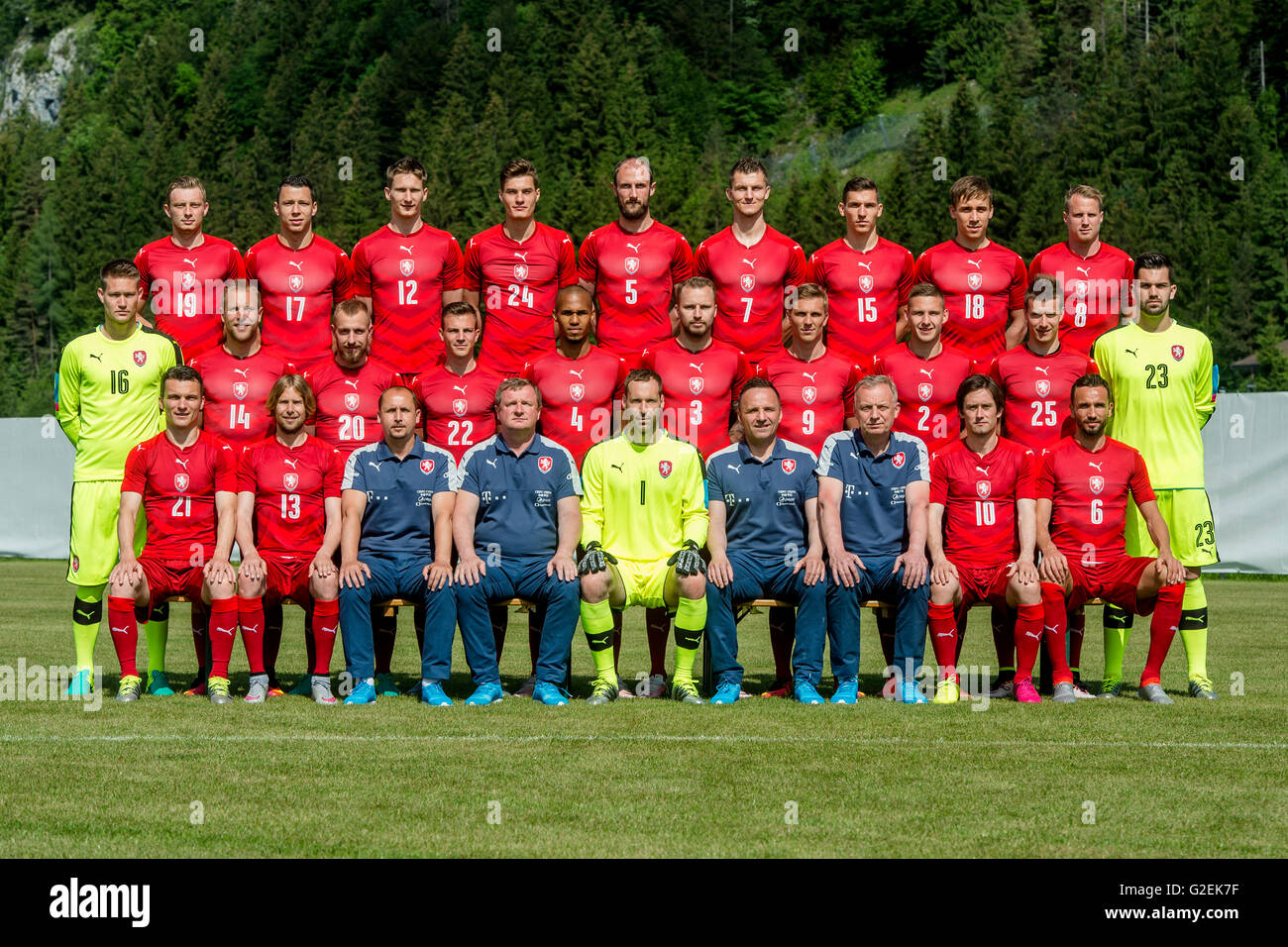 Tschechische Fußball-Team-Spieler posieren für die Fotografen während des Trainingslagers in Kranzach, vor der UEFA EURO 2016-Fußball-Europameisterschaft, moderiert von Frankreich. Vordere Reihe (L-R) David Lafata, Jaroslav Plasil, Assistent Zdenek Svoboda, Trainer Pavel Vrba, Torwart Petr Cech, Assistent Karel Krejci, Trainer Jan Stejskal, Tomas Rosicky, Tomas Sivok. In der mittleren Reihe (L-R) Tomas Vaclik, Daniel Kolar, Jiri Skalak, Vladimir Darida, Theodor Gebre Selassie, Michal Kadlec, Borek Dockal, Pavel Kaderabek, Lukas Marecek, Torwart Tomas Koubek. Zurück zu Rudern (L-R) Ladislav Krejci, Marek Suchy, Mailand Skoda, Patri Stockfoto