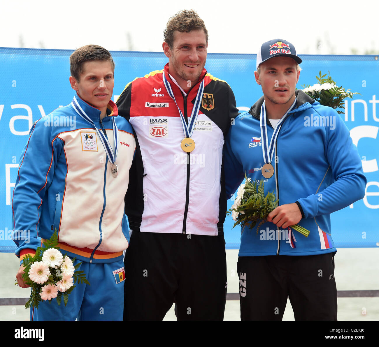 Racice, Tschechische Republik. 28. Mai 2016. Deutsch-Sebastian Brendel (Mitte) gewann die C1 1000 m bei der ICF (International Canoe Federation) Kanu Sprint-WM in Racice, Tschechische Republik Moldau Serghei Tarnovschi (links) wurde zweiter und tschechischen Martin Fuksa (rechts) wurde Dritter, 28. Mai 2016. © Libor Zavoral/CTK Foto/Alamy Live-Nachrichten Stockfoto