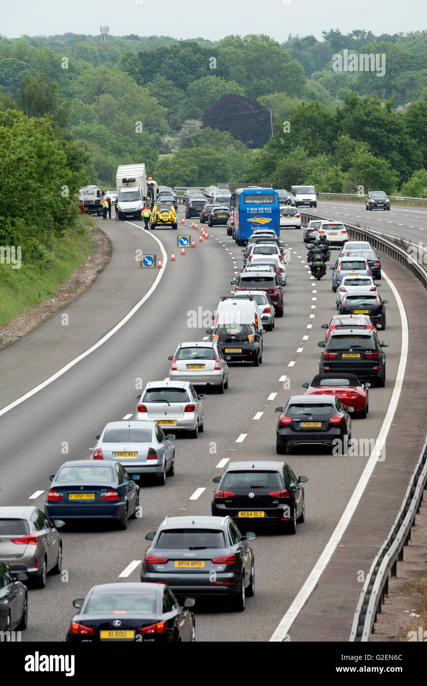 Warwickshire, England, Vereinigtes Königreich. 30. Mai 2016. Feiertag-Verkehr auf der Autobahn Richtung Süden M40 sinkt auf zwei Fahrspuren, die nach einem Unfall nördlich von Warwick. Bildnachweis: Colin Underhill/Alamy Live-Nachrichten Stockfoto