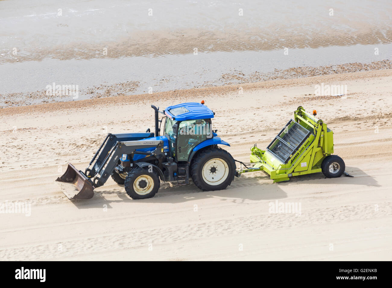 Bournemouth, Dorset, UK 30. Mai 2016. Halten die Strände sauber in Bournemouth - sand Digger und Surf Rake Umzug und Reinigung Credit: Carolyn Jenkins/Alamy Live News Stockfoto