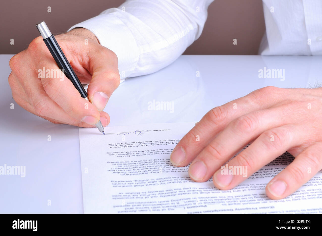 Client, die Unterzeichnung der Hypothekarkredits Darlehen Vereinbarung über den Kauf einer neuen Heimat hintere Ansicht Stockfoto