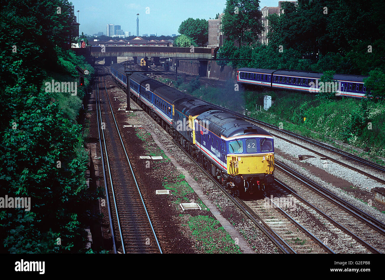 33114 und 33102 doppelte Überschrift einen "Netzwerk Express" Service in Clapham Junction. Stockfoto