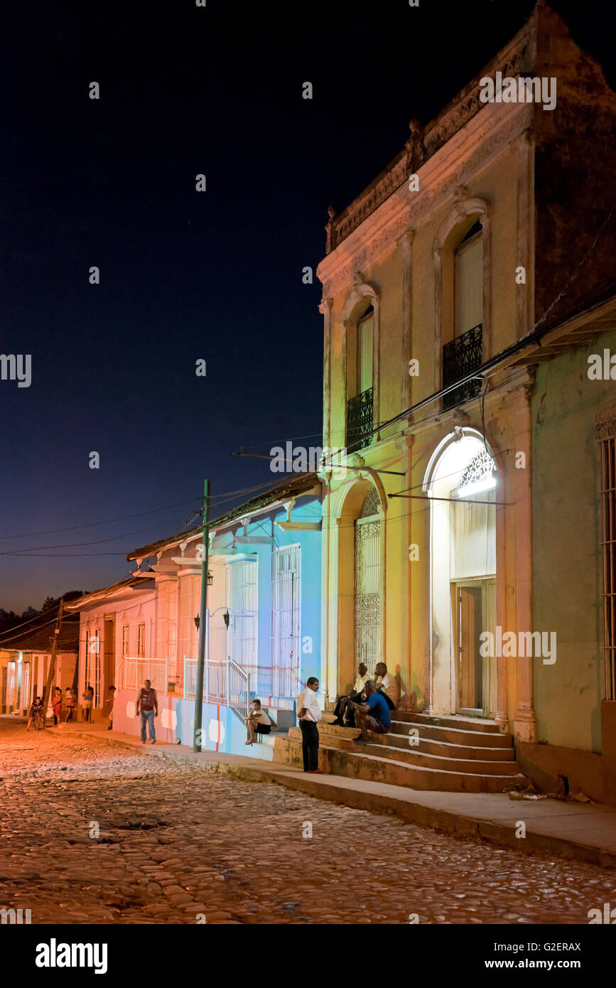 Vertikale street View von Trinidad in der Nacht, Kuba. Stockfoto