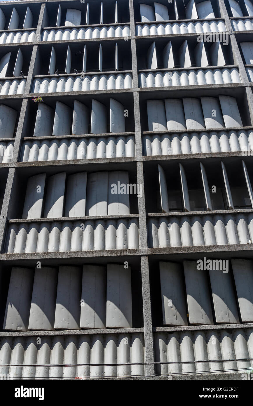 Gebäude mit Brise Soleil, Rosario, Provinz Santa Fe, Argentinien Stockfoto