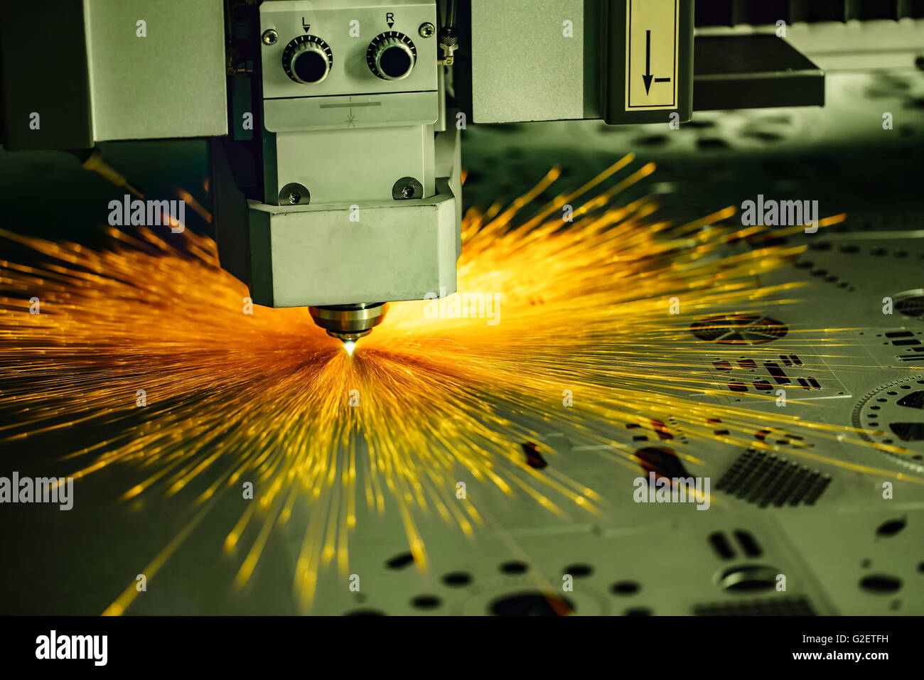 CNC-Laserschneiden von Metall, moderne Industrietechnik. Kleine Schärfentiefe. Warnung - authentische Aufnahmen in schwierigen cond Stockfoto