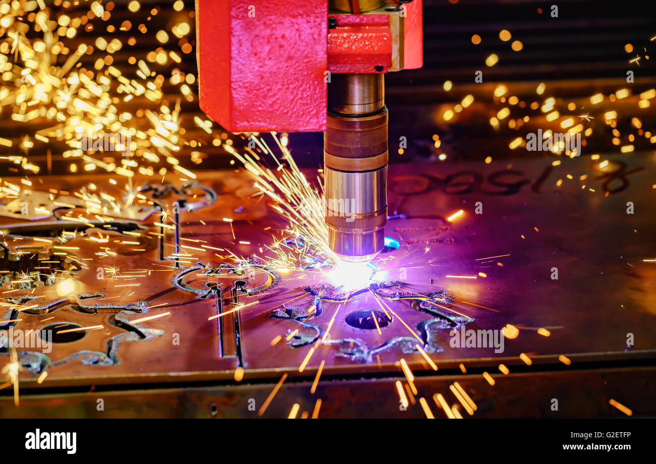 CNC-Laserschneiden von Metall, moderne Industrietechnik. Kleine Schärfentiefe. Warnung - authentische Aufnahmen in schwierigen cond Stockfoto