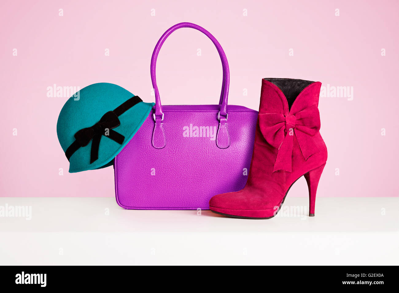 Modeartikel. Damen Handtasche, Hut und Schuhe auf rosa Hintergrund isoliert. Herbst Herbst oder Frühjahr Mode-Accessoires. Stockfoto