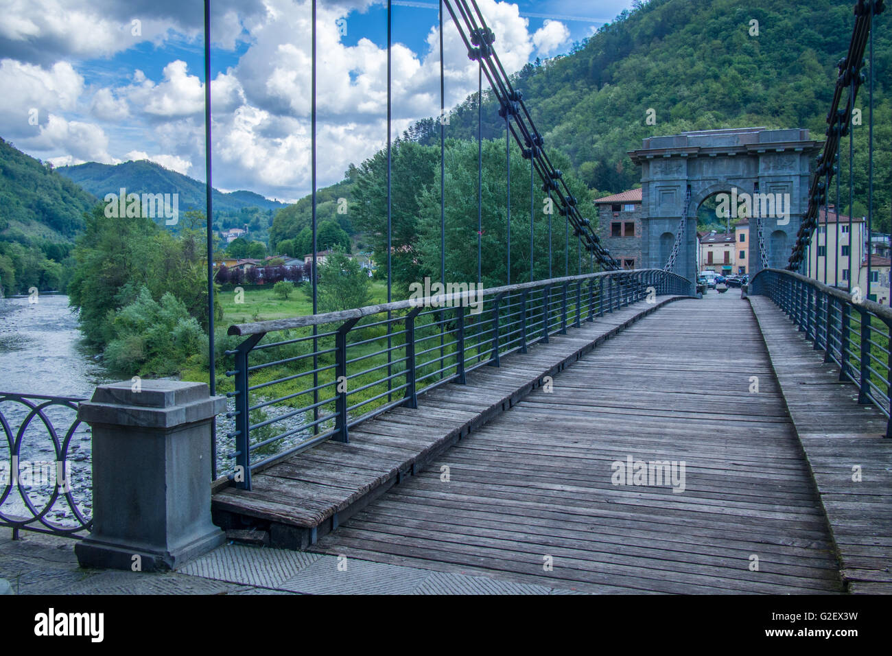 Kettenbrücke in Bagni di Lucca über den Fluss Lima. Es verbindet Fornoli & Chifenti. Provinz Lucca, Toskana, Italien. Stockfoto