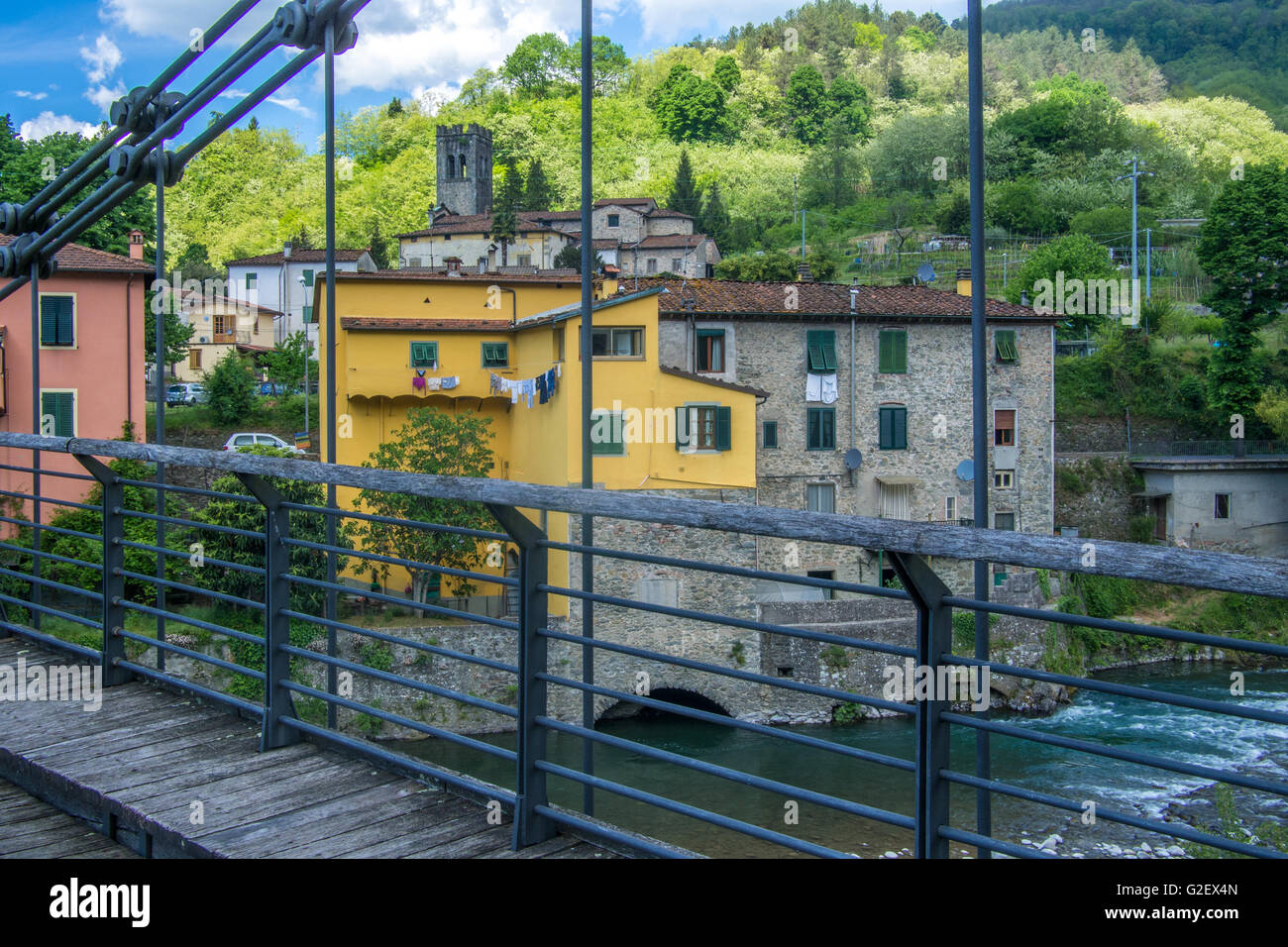 Kettenbrücke in Bagni di Lucca über den Fluss Lima. Es verbindet Fornoli & Chifenti. Provinz Lucca, Toskana, Italien. Stockfoto