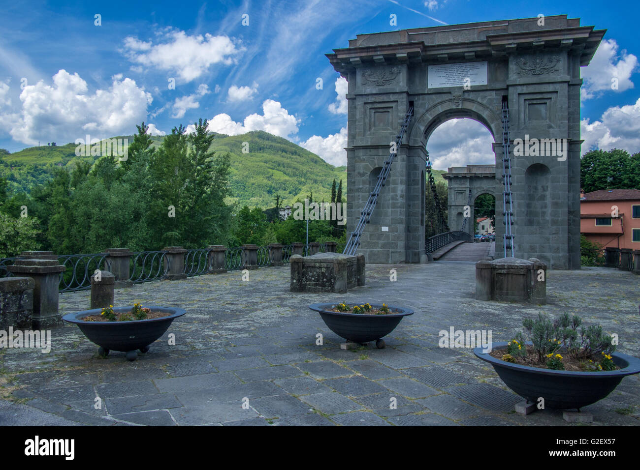 Kettenbrücke in Bagni di Lucca über den Fluss Lima. Es verbindet Fornoli & Chifenti. Provinz Lucca, Toskana, Italien. Stockfoto