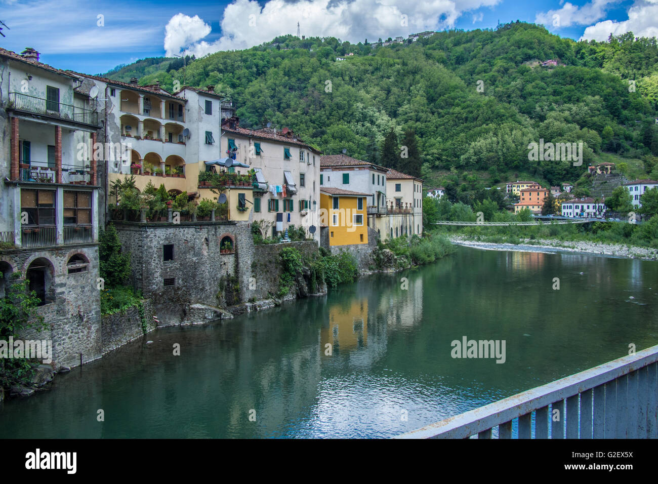 Bagni di Lucca und der Fluss Lima, Provinz Lucca, Toskana, Italien. Stockfoto