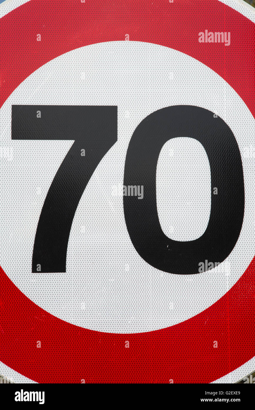 Rot und weiß siebzig Tempolimit Schild Stockfoto
