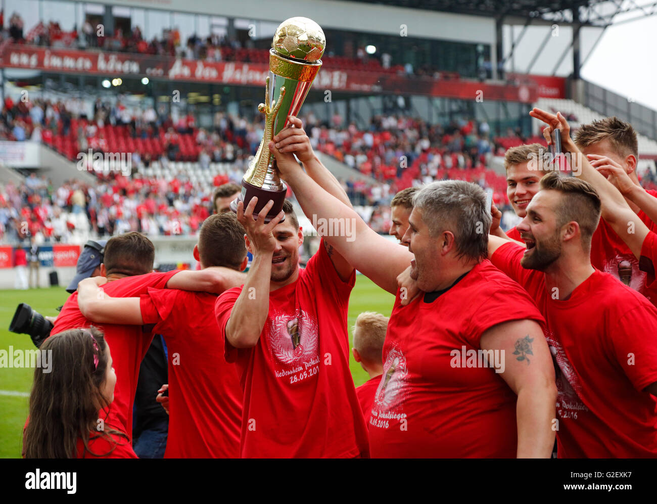 Sport, Fußball, niedrigere Rhein Cup 2015/2016, Finale, Rot Weiss Essen vs. Wuppertaler SV 3:0, Stadion Essen, Hafenstrasse, Freude am Pokalsieg, vorne v.l.n.r.: Patrick Huckle (RWE), Helfer Peter Sommer (RWE) und Marwin Studtrucker (RWE) mit dem Cup Stockfoto