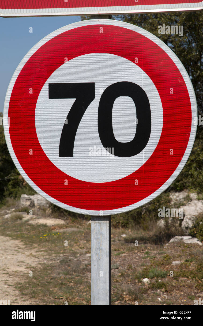 Rot und weiß siebzig Tempolimit Schild Stockfoto