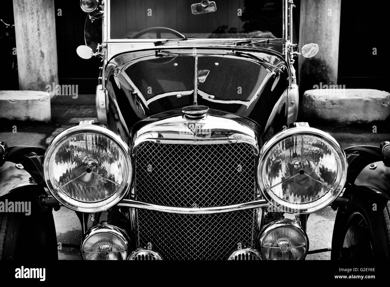 Oldtimer Alvis in Bicester Heritage Centre. Oxfordshire, England. Schwarz / weiß Stockfoto