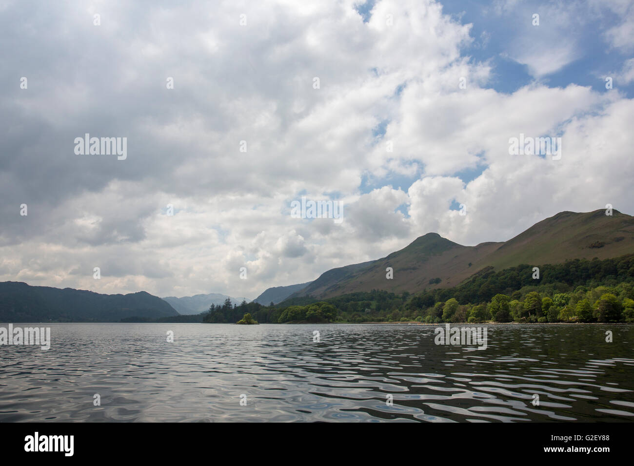 Ein Blick über das Wasser zu Bergen in der Ferne auf einem der Seen in The Lake District, England Stockfoto