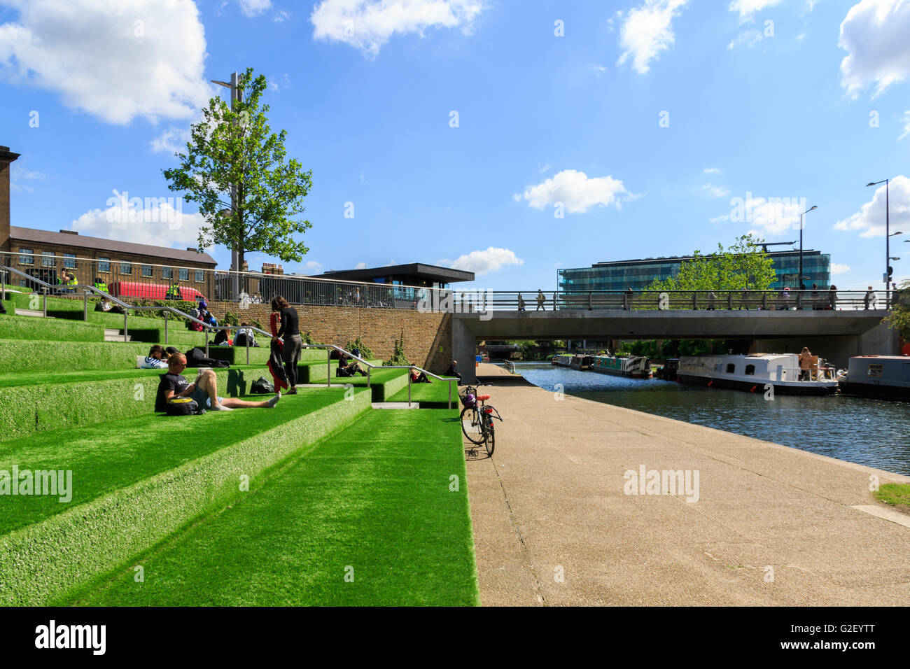 London, UK - 23. Mai 2017 - Menschen entspannen und genießen Sie die Sonne auf der Terrasse am Granary Square, Kings Cross Stockfoto