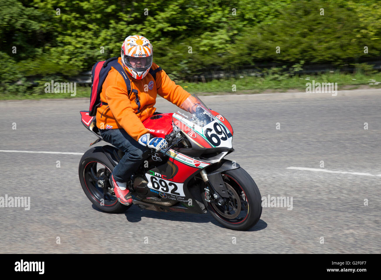 Dave Murphy, der auf einem Ducati 692 mit einem Sharkhelm auf dem Pendle Power fest reitet, einer klassischen, Veteranen- und historischen Motorradmesse, die im Nelson & Colne College in Barrowford, Lancashire, Großbritannien stattfindet Stockfoto