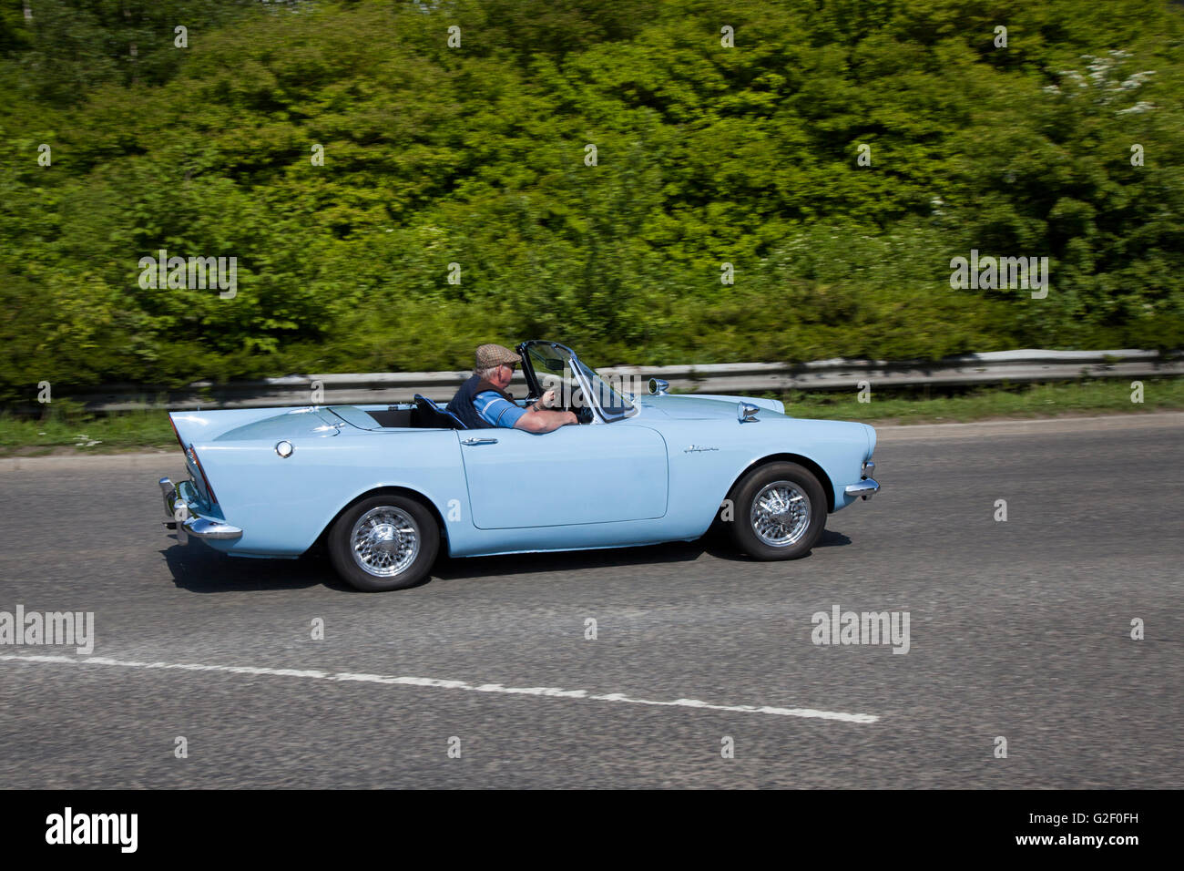 Blue Sunbeam Alpine, zweisitziger Sport-Roadster/Drophead-Coupé der 1963 60er Jahre. Britische Oldtimer, Veteranen und Kulturerbe, begeisterte Oldtimer auf der Oldtimer-Ausstellung Pendle, Großbritannien Stockfoto