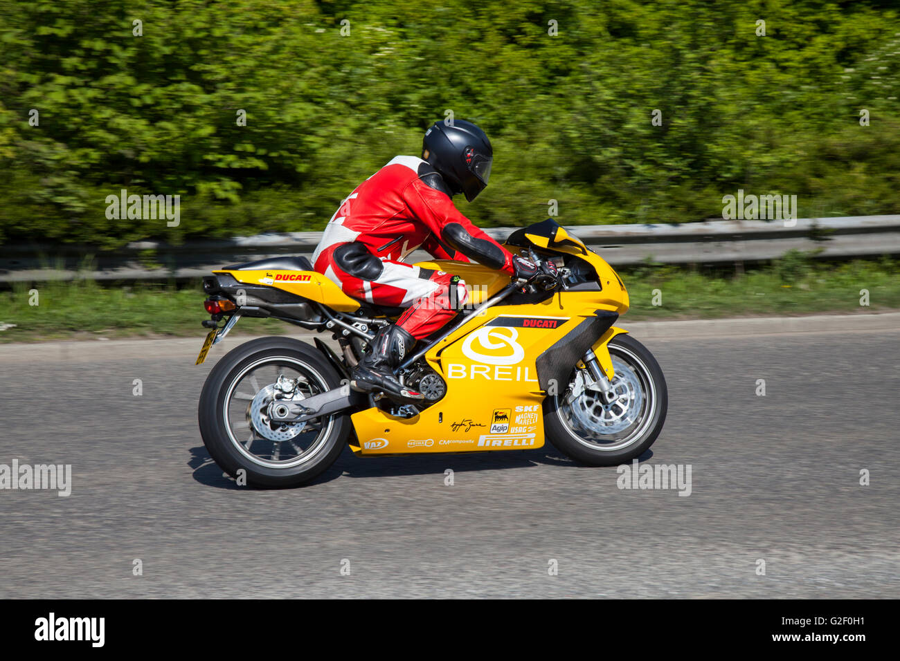 Gelbe Motorräder; Ducati-748-SP-SPORT-PRODUCTION-SPECIAL Motorrad auf Pendle PowerFest, Großbritannien Stockfoto