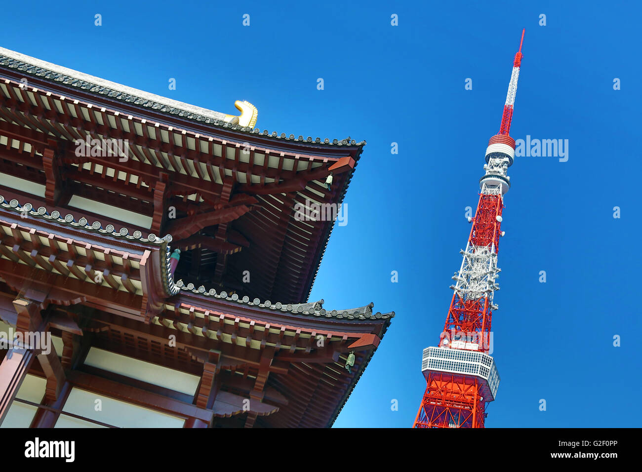 Dach des Daiden (Hondo) die Haupthalle des Zojoji Tempel und der Tokyo Tower in Tokio, Japan Stockfoto