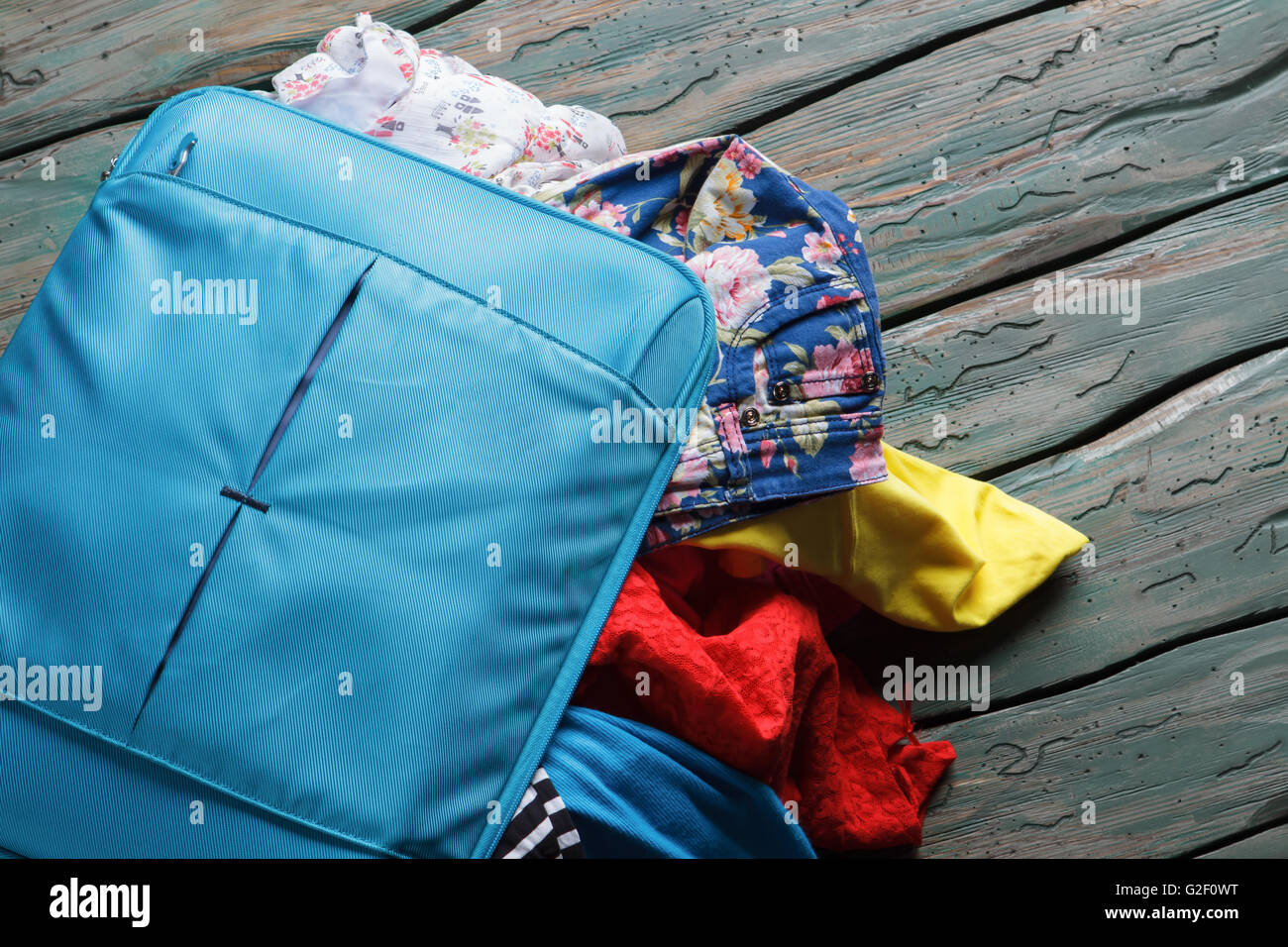 Blauen Koffer mit Kleidung überfüllt. Stockfoto