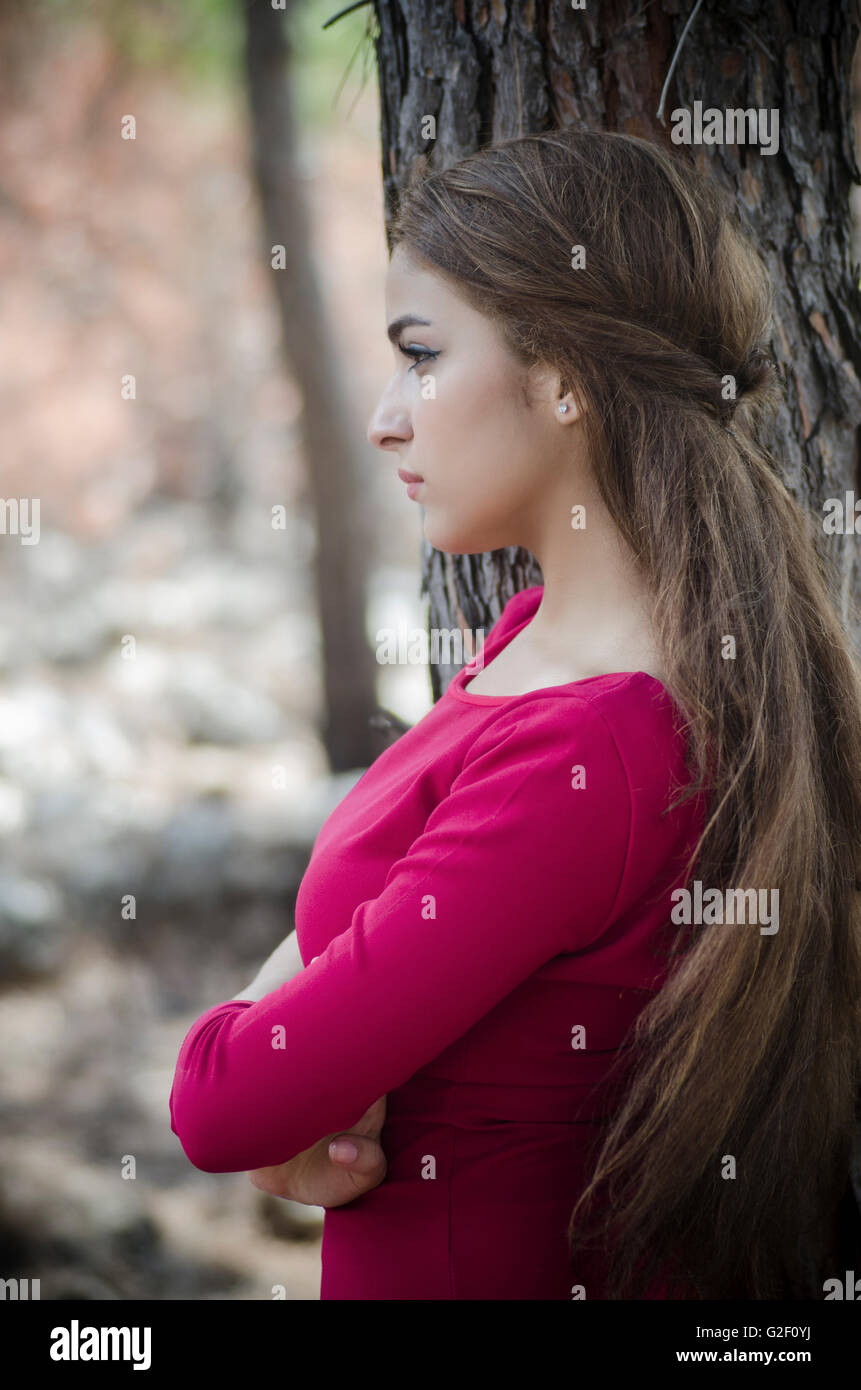 Ernste junge Frau im gefaltet die Wälder Arme wegschauen Stockfoto