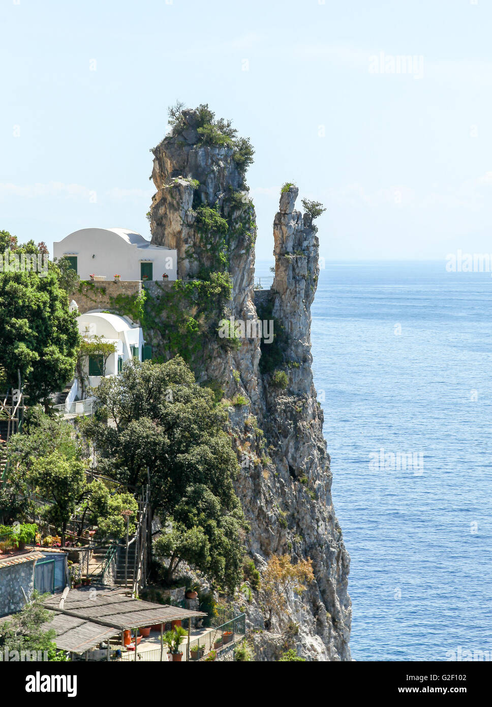 Der Rock wird genannt "la Madonnina" und sieht aus wie die Jungfrau Maria mit einem Blumenstrauß in ihren Händen Amalfiküste Italien Stockfoto