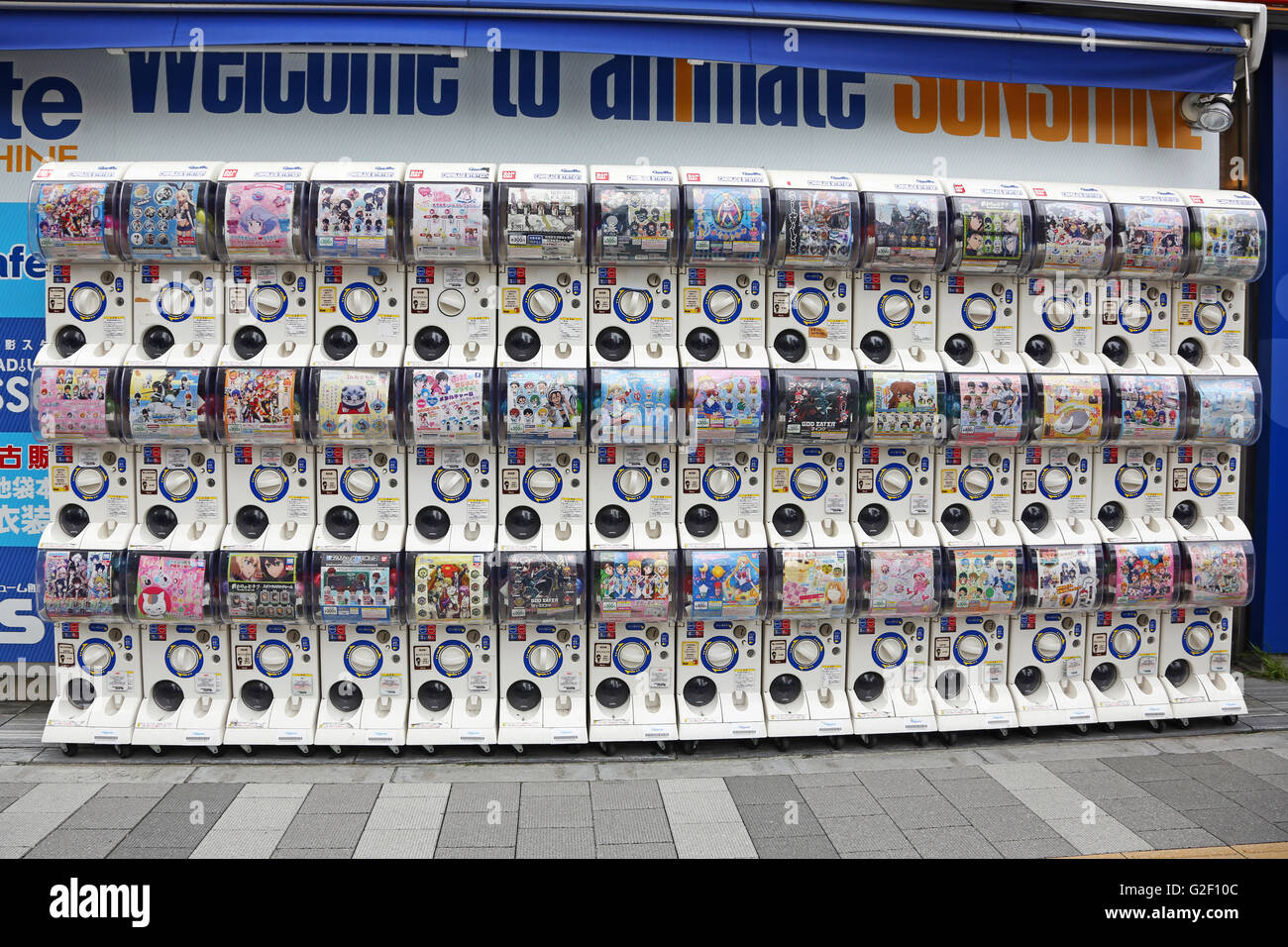 Manga und Anime Spielzeug Dispenser Automaten in Tokio, Japan Stockfoto
