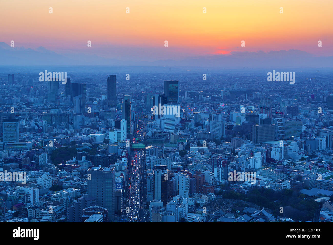 Japan skyline bei sonnenuntergang Fotos und Bildmaterial in hoher