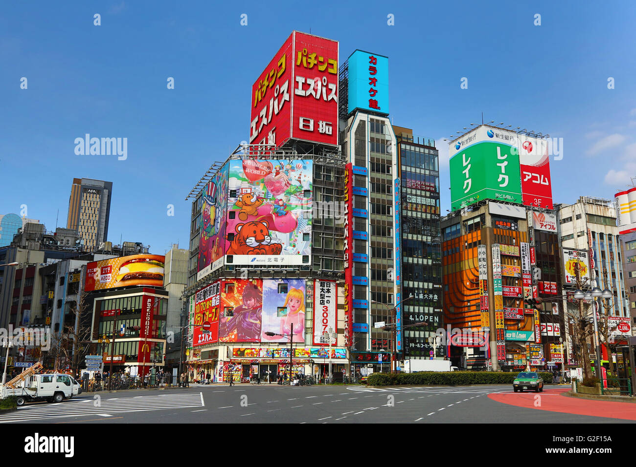 Gebäude und Werbeschilder in Shinjuku in Tokio, Japan Stockfoto