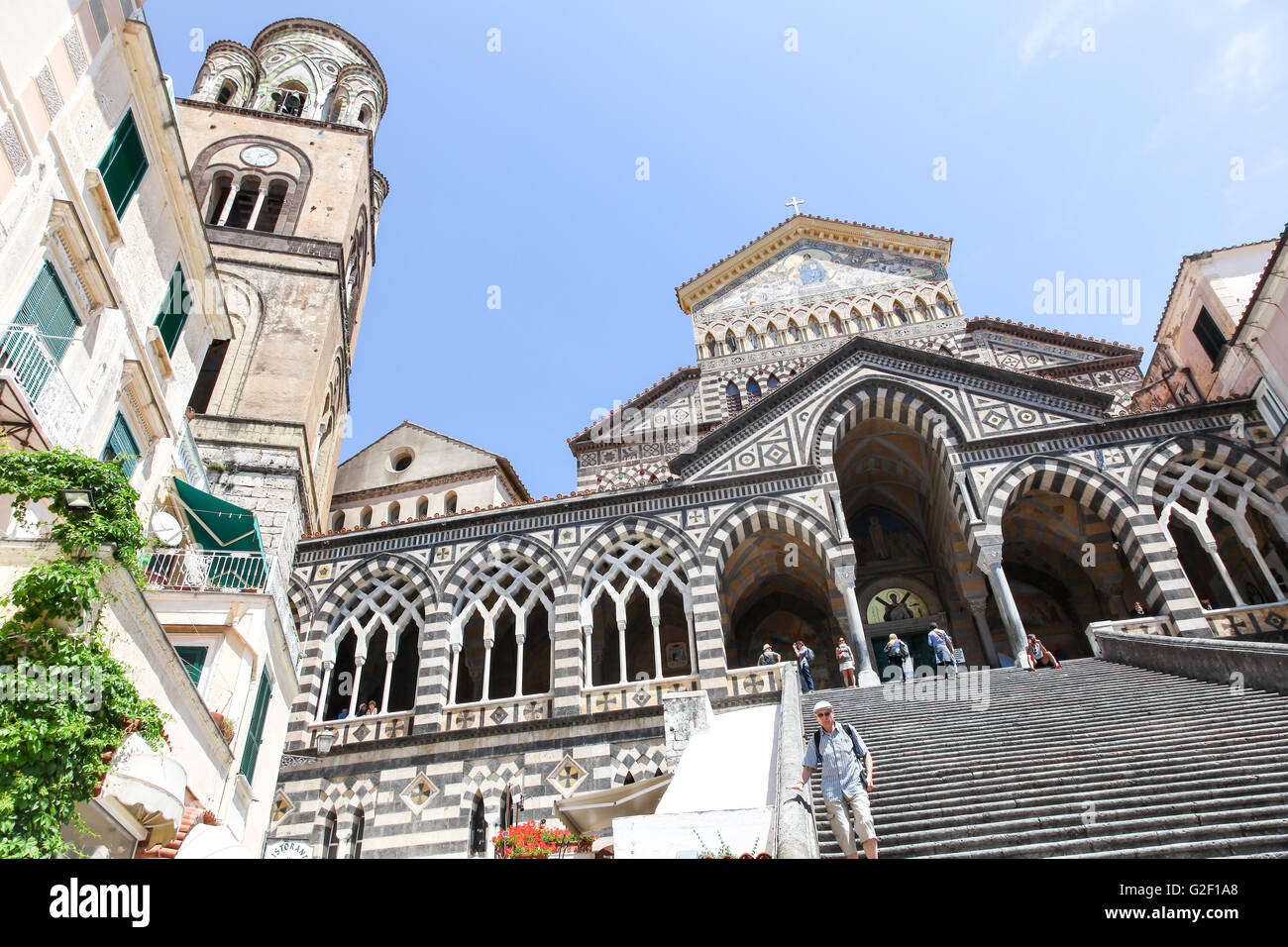 Glockenturm der Kathedrale von Amalfi und Stufen hinauf in den Kreuzgang Amalfi-Küste-Italien-Europa Stockfoto