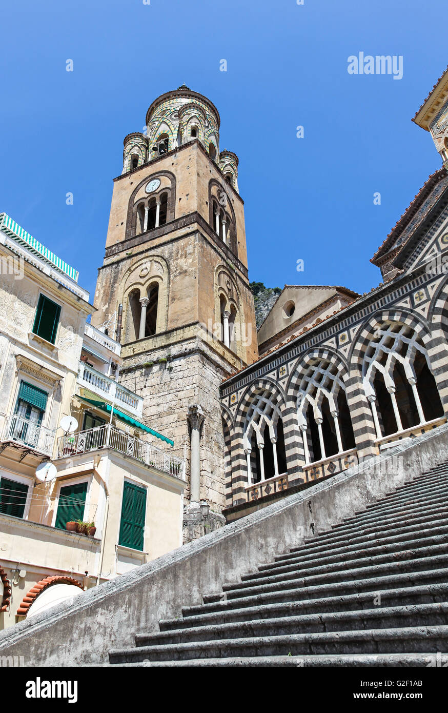 Glockenturm der Kathedrale von Amalfi und Stufen hinauf in den Kreuzgang Amalfi-Küste-Italien-Europa Stockfoto