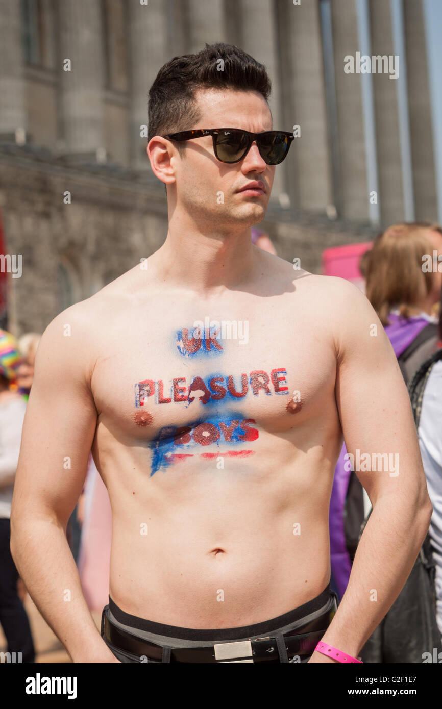 Homosexuell Mann oder Männer bei einer Gay-Pride-Parade, Birmingham UK 2016 Stockfoto