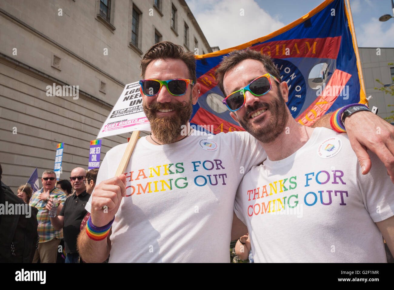 Homosexuell Mann oder Männer bei einer Gay-Pride-Parade, Birmingham UK 2016 Stockfoto