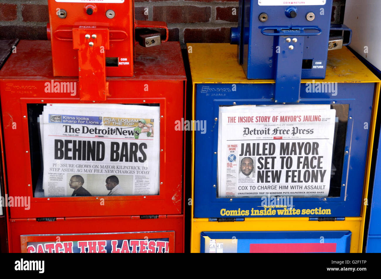 Die Detroit Daily News und die Detroit Free Press haben Schlagzeilen Berichterstattung Detroits Bürgermeister wurde verhaftet und sitzt im Gefängnis Stockfoto